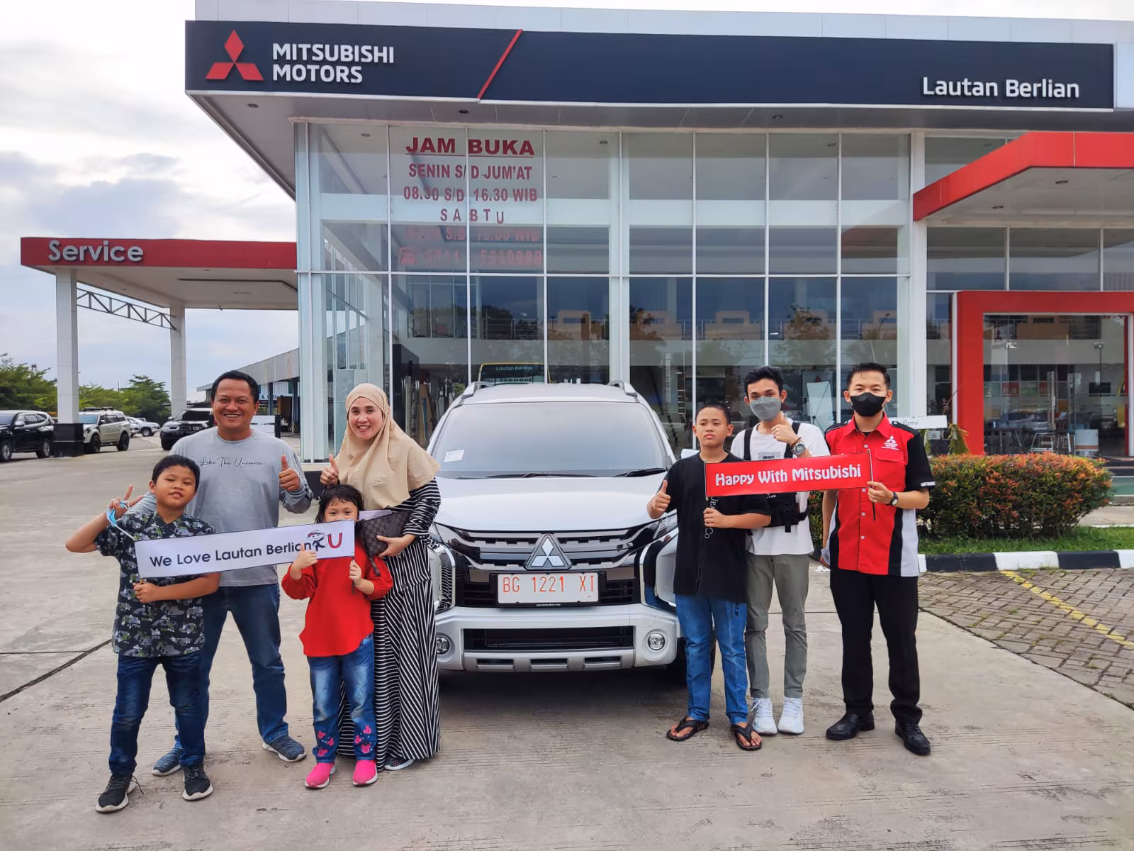 Penyerahan unit PAJERO SPORT DAKAR di Plaju